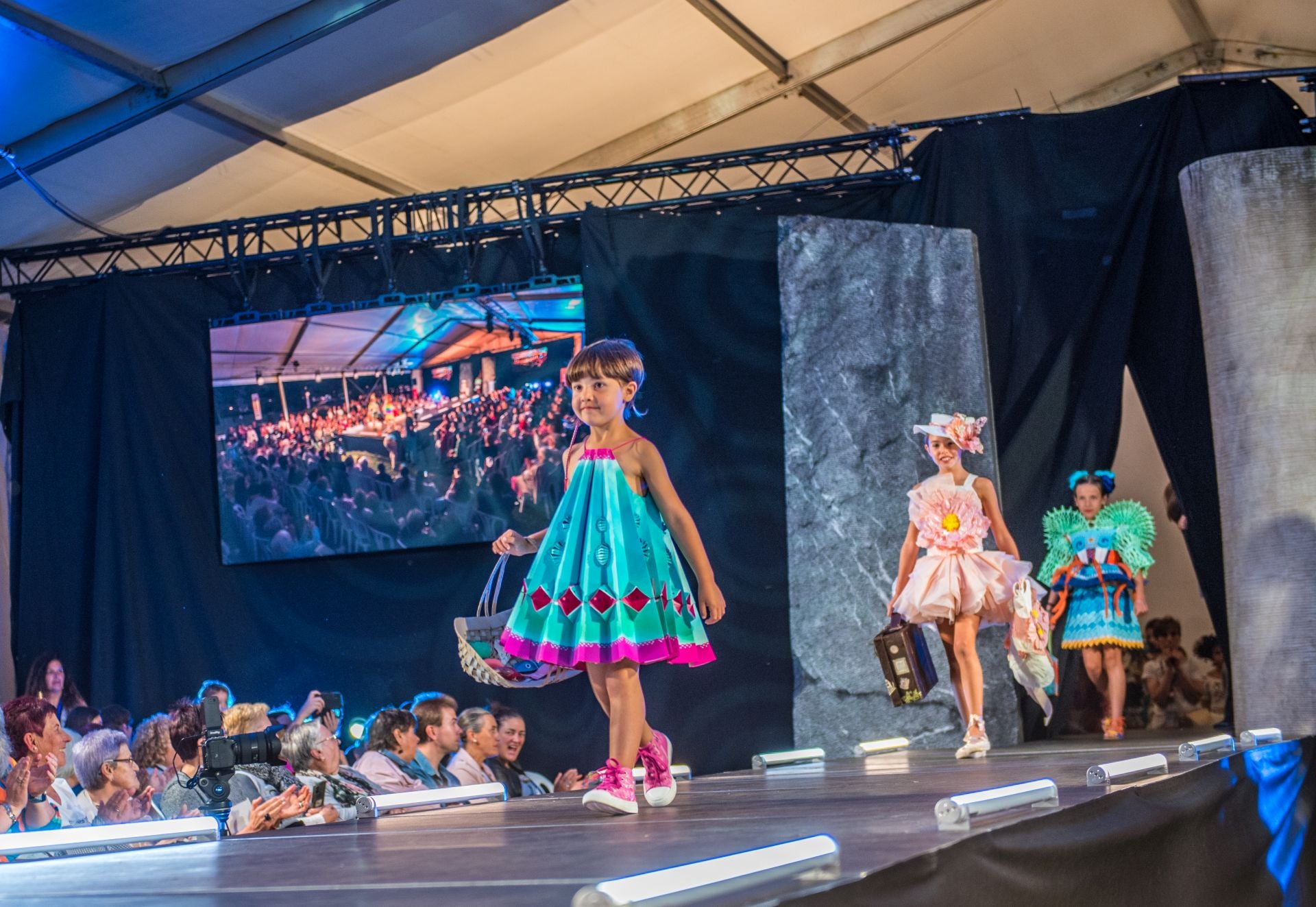 Las imágenes del concurso internacional de vestidos de papel de Güeñes