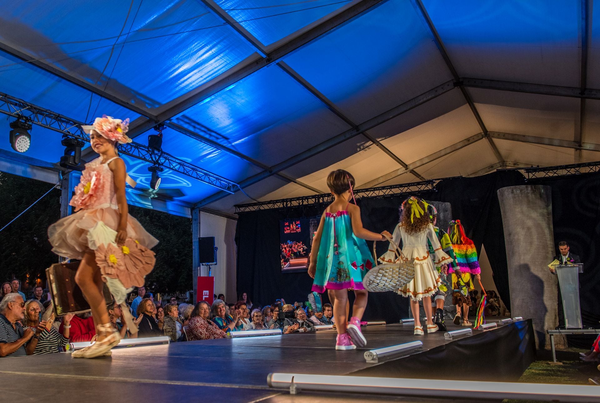 Las imágenes del concurso internacional de vestidos de papel de Güeñes