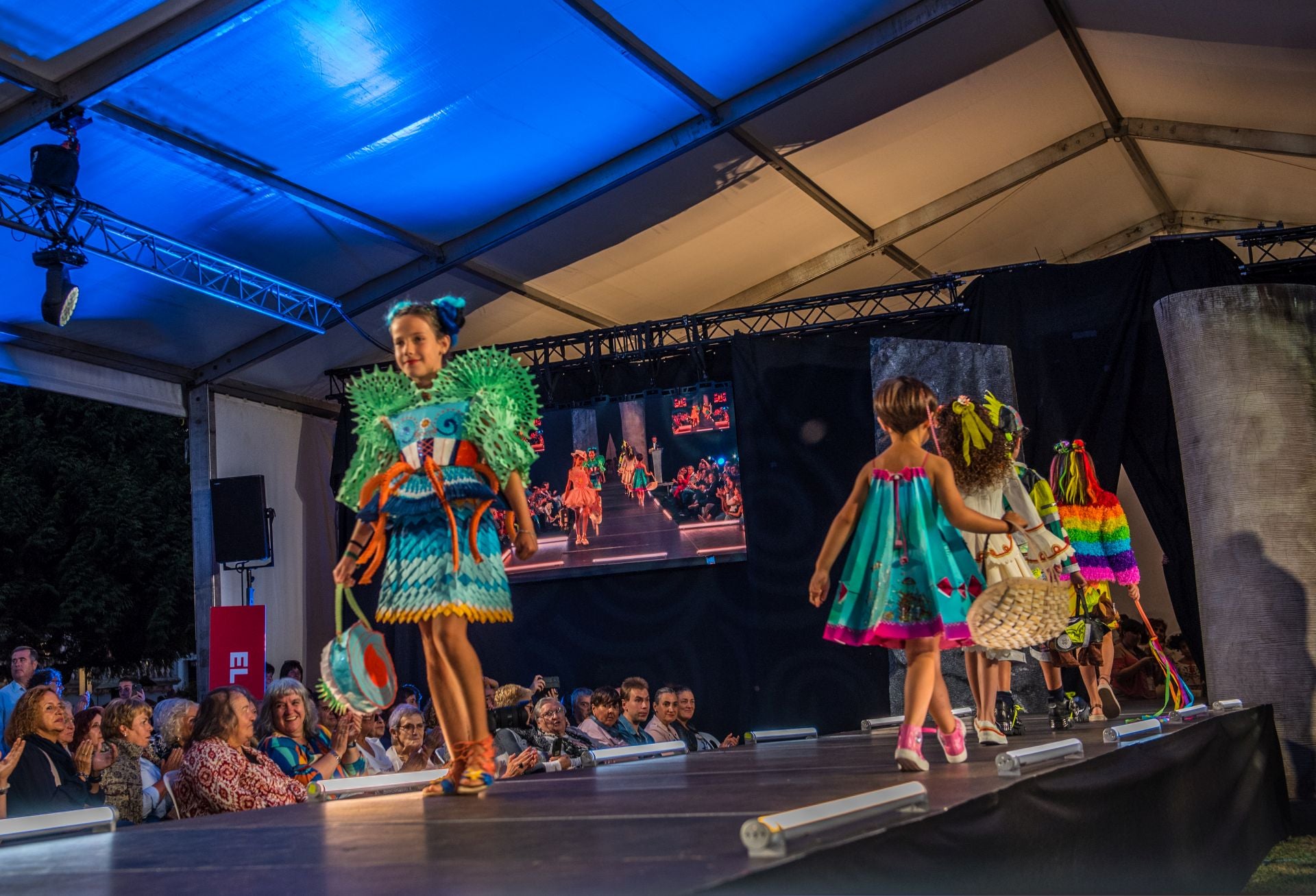 Las imágenes del concurso internacional de vestidos de papel de Güeñes