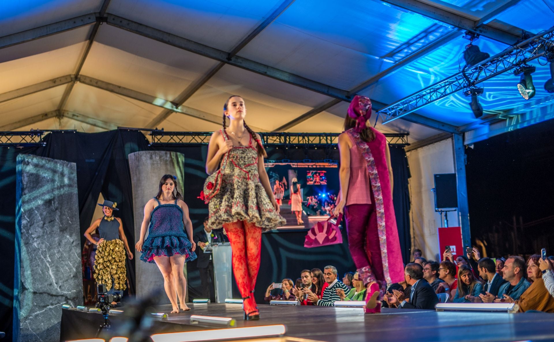 Las imágenes del concurso internacional de vestidos de papel de Güeñes