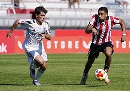 Johaneko persigue a Manuel Morán en una acción del partido.