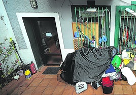 Patio de una vivienda de Romo en la que vecinos denuncian «cientos de kilos» de basura de una persona con Diógenes.