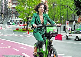 Nora Abete, en una de las bicicletas de Bilbaobizi en las inmediaciones del Ayuntamiento de Bilbao.