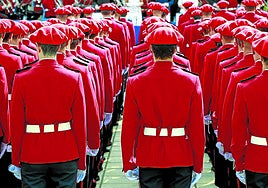 Imagen de un grupo de ertzainas recibiendo sus diplomas en Arkaute tras nueve meses de formación.