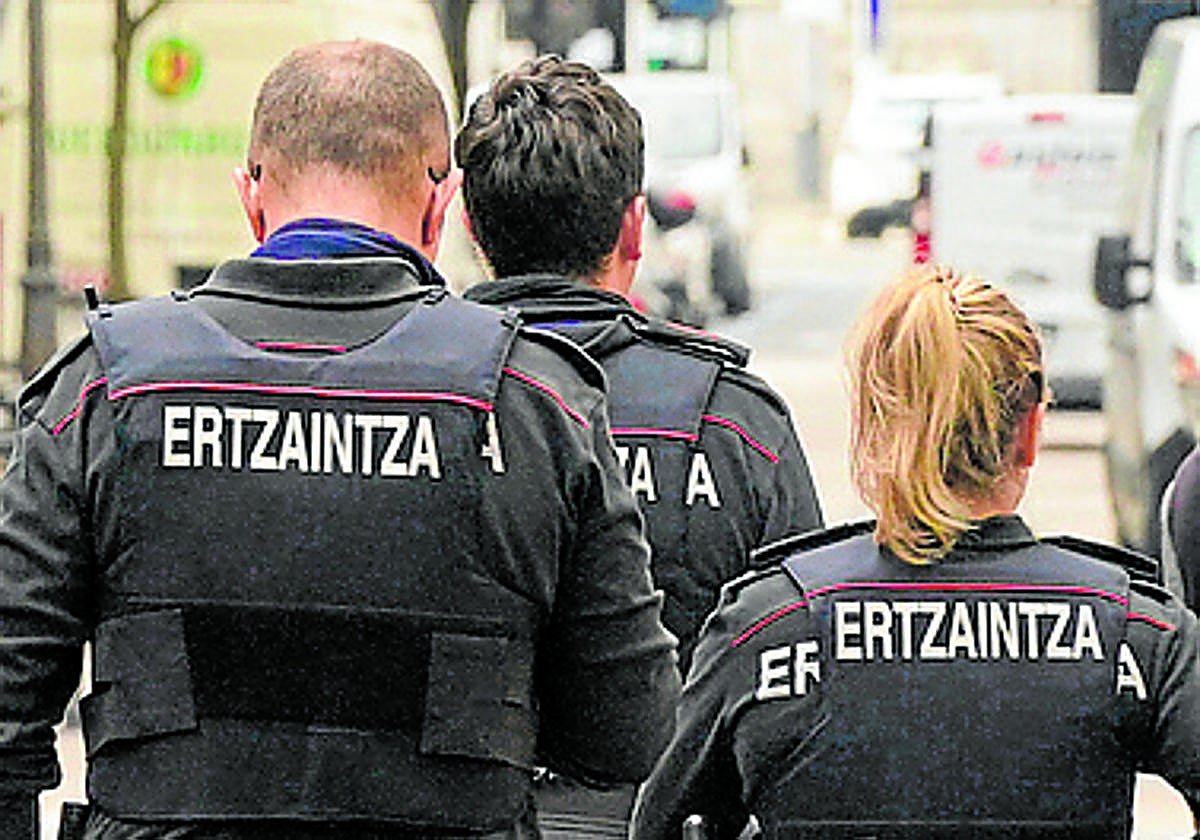 Ertzainas en una actuación