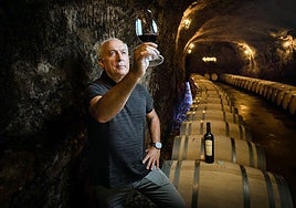 Juan Luis Cañas mira una copa de vino en el 'calao' original que preserva en la bodega Amaren