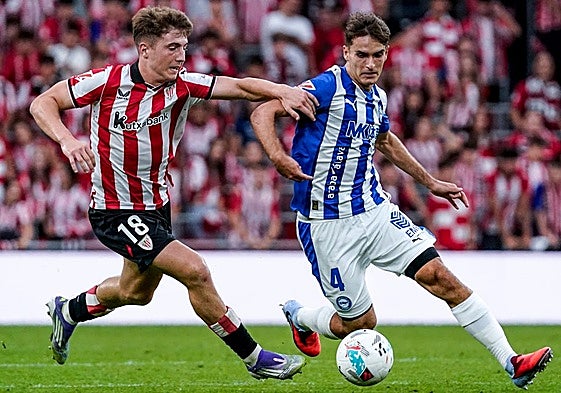 Denis Suárez conduce el balón para superar a Jauregizar.