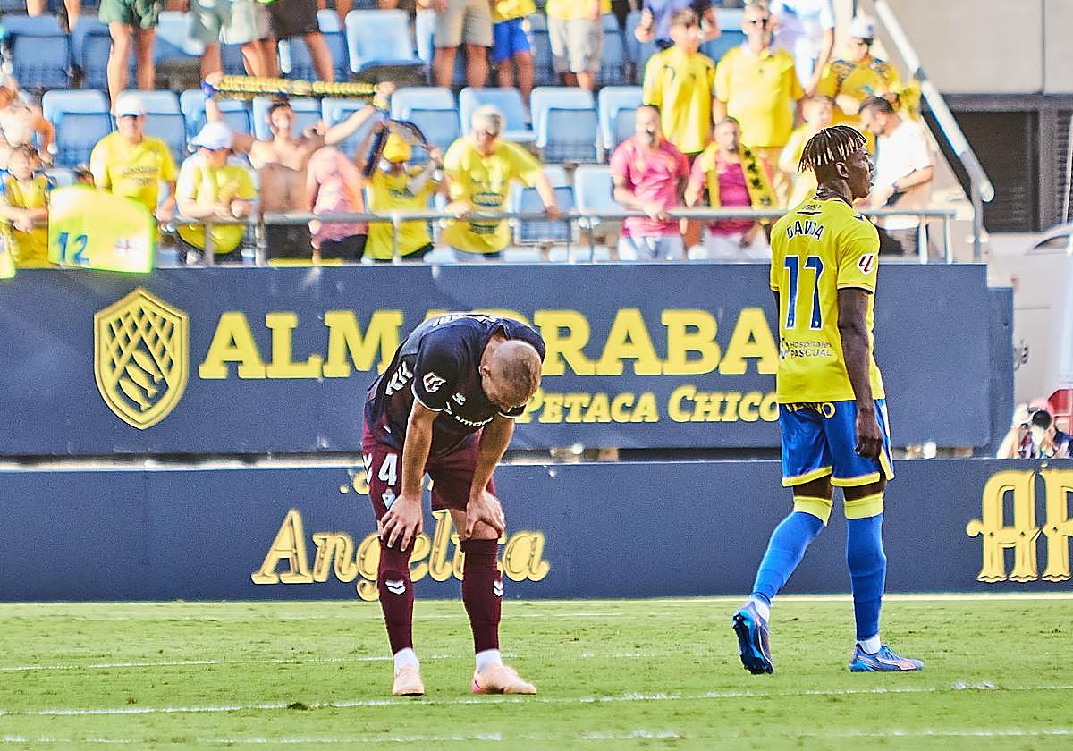 Arambarri se lamenta de la derrota justo después de que Víctor Recio le sacara bajo palos el rechace del disparo final de Bautista