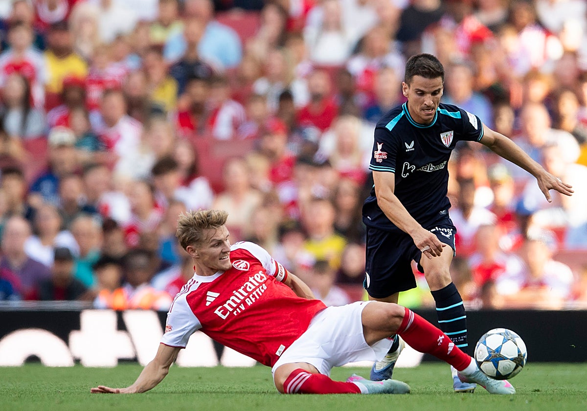 Galarreta y Odegaard en el 3-0 del Arsenal al Athletic en el Emirates el 9 de agosto.
