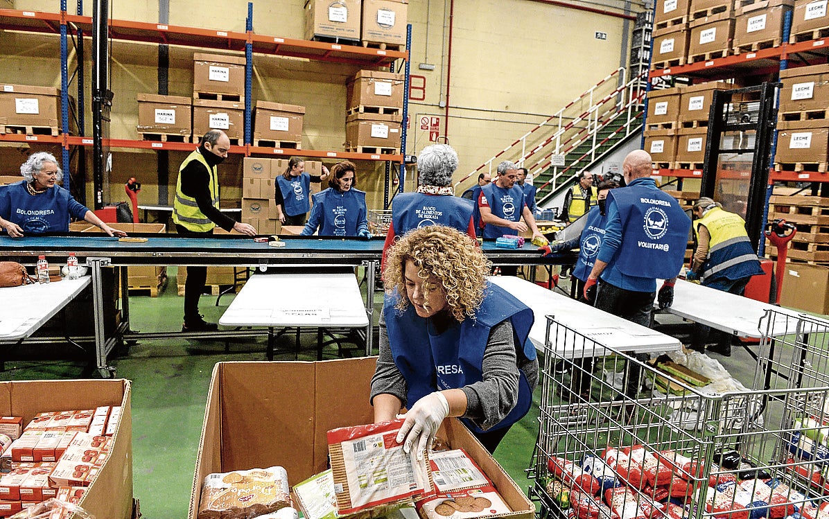 Voluntarios clasifican alimentos en la sede del Banco de Bizkaia en Basauri