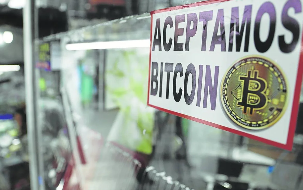 Imagen de un establecimiento con un cartel en el que se indica que se aceptan bitcoins.