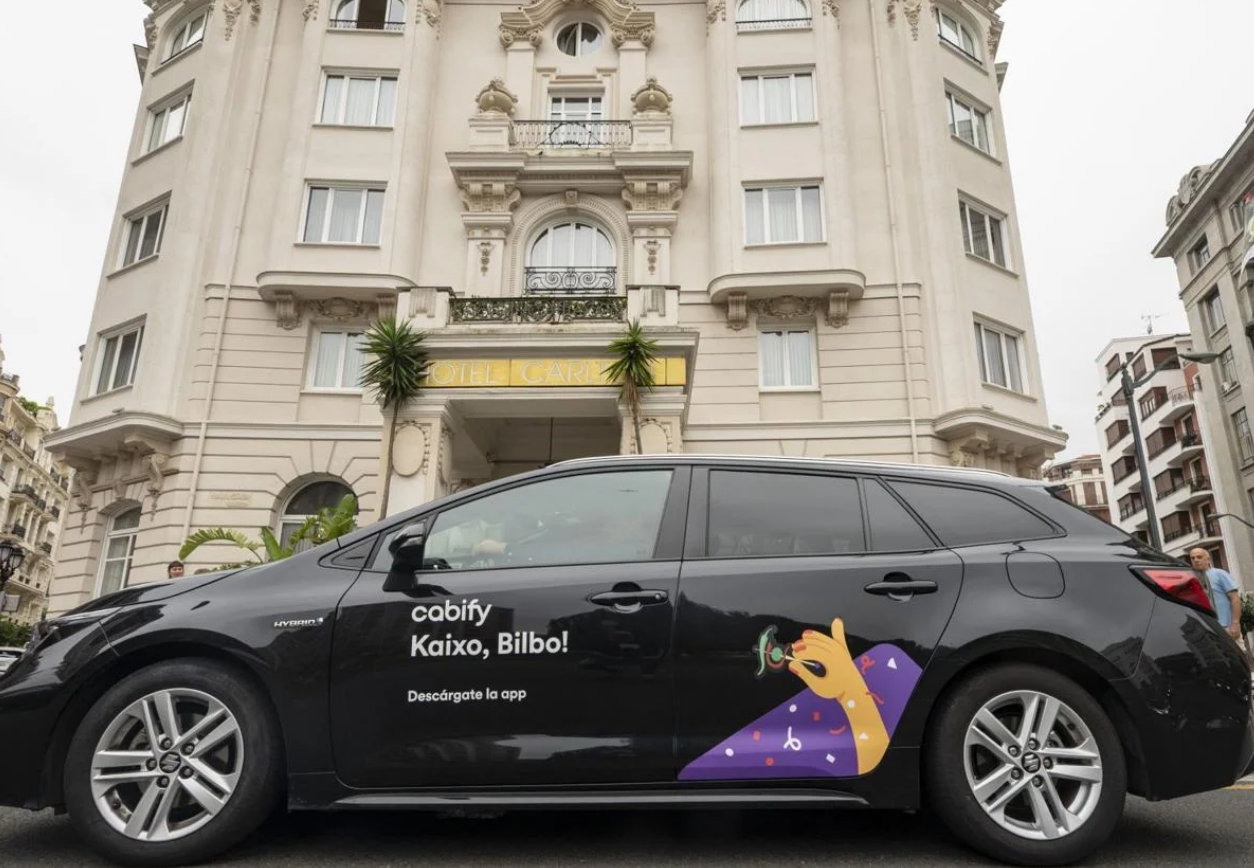 Un coche de Cabify en Plaza Moyua