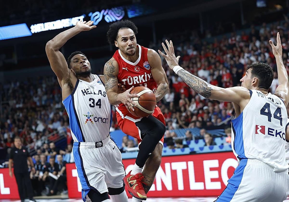 Larkin ataca el aro acosado por Giannis Antetokounmpo.