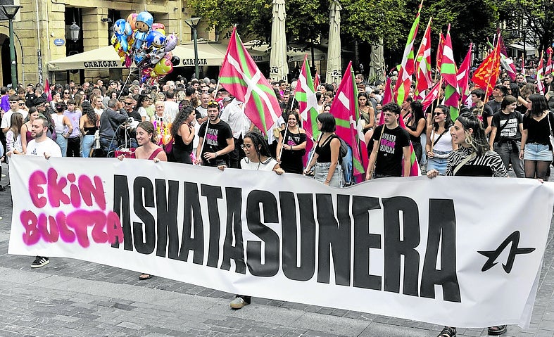 Cabeza de la manifestación de Ernai en San Sebastián