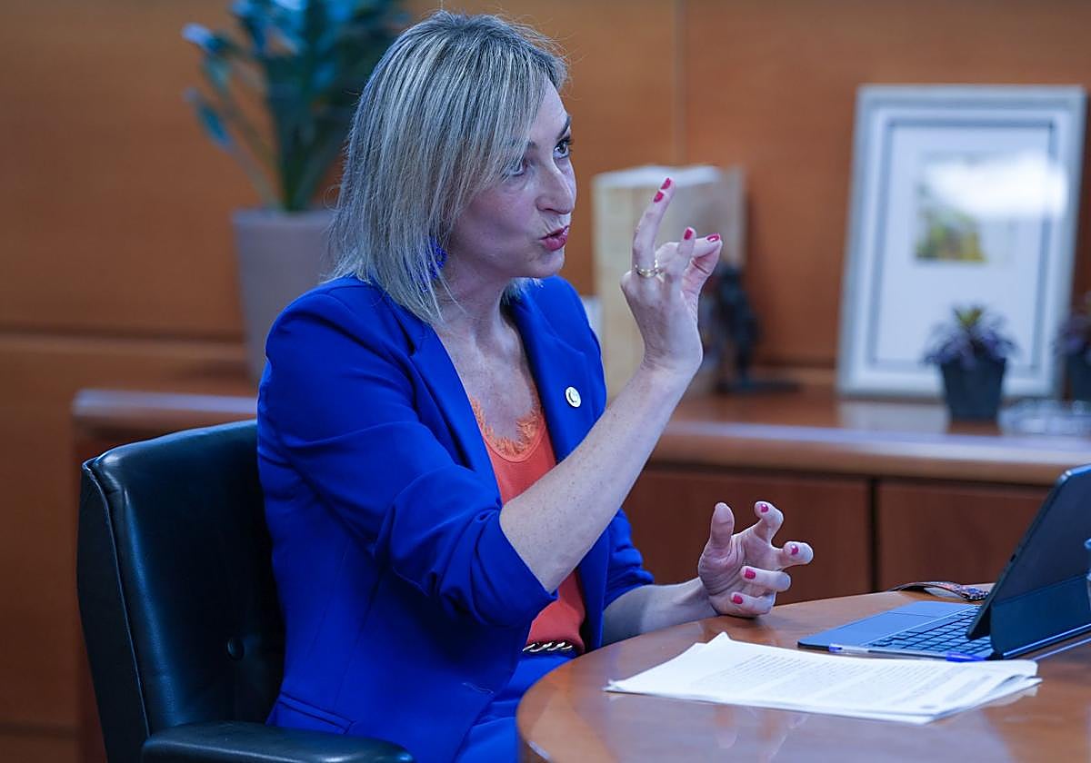 Ubarretxena atiende la entrevista en su despacho en la sede del Gobierno vasco en Lakua.