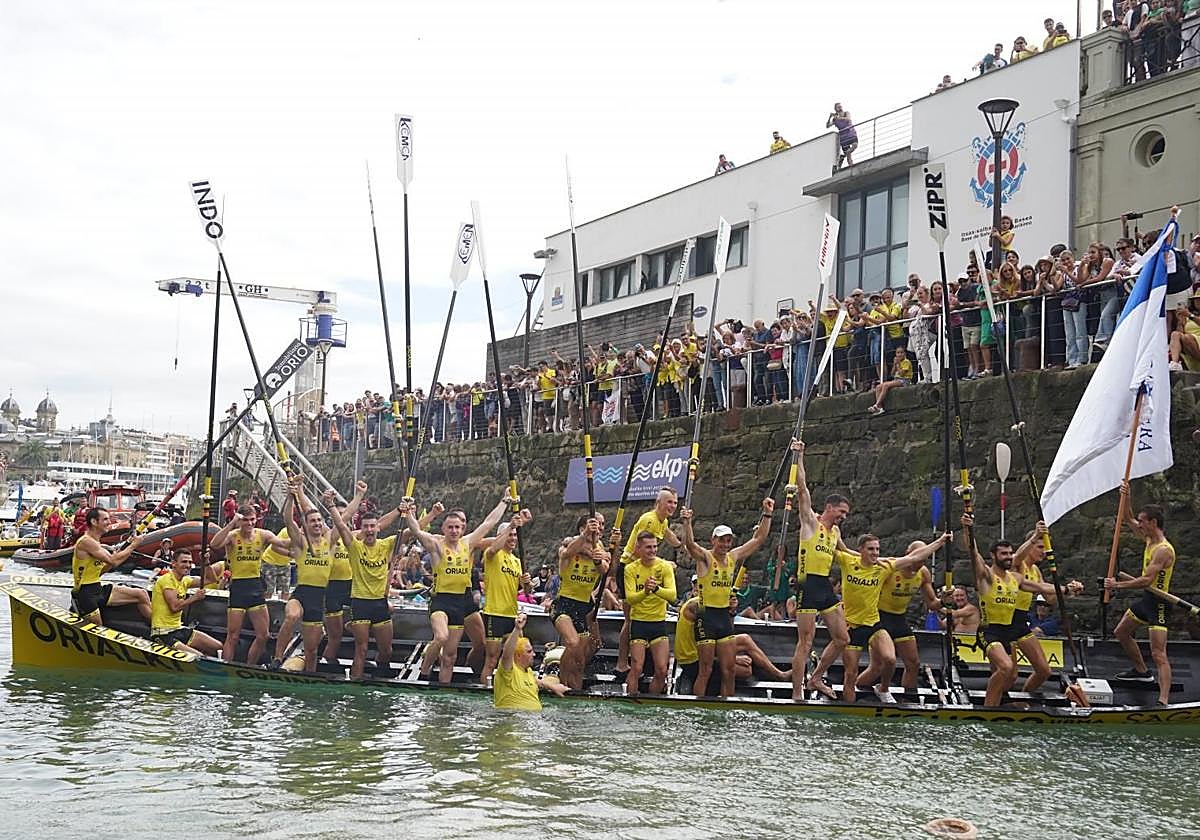 Los integrantes de Orio celebrando la victoria.