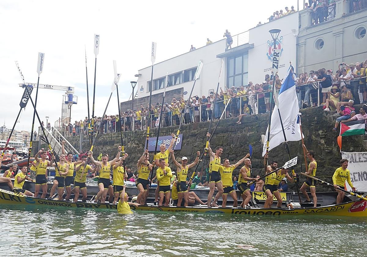 Imagen principal - Orio impone la ley del más fuerte ante las vizcaínas en La Concha