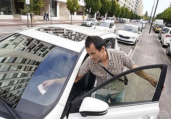 Un conductor pone el papel de la OTA en la Avenida, que estrena hoy la OTA.