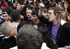 El rector de la UPV/EHU, Joxerramon Bengoetxea, trata de aplacar la protesta de GKS el miércoles en el acto de inauguración del curso.