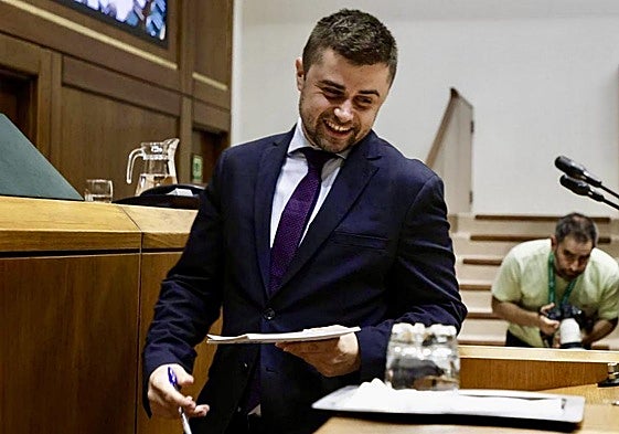 Santiago López fue concejal en Portugalete y actualmente es parlamentario vasco.