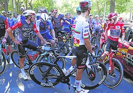 El pelotón, con Jonas Vingegaard al frente con el maillot rojo, detenido tras neutralizar la organización la última etapa.