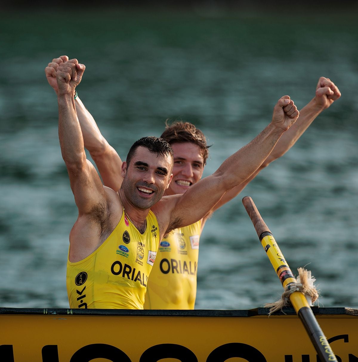 El remero y preparador físico de Orio Ander Zabala celebra un triunfo.