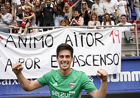 Aitor Seguín celebra el ascenso del Arenas en Ipurua ante una pancarta para darle ánimos.