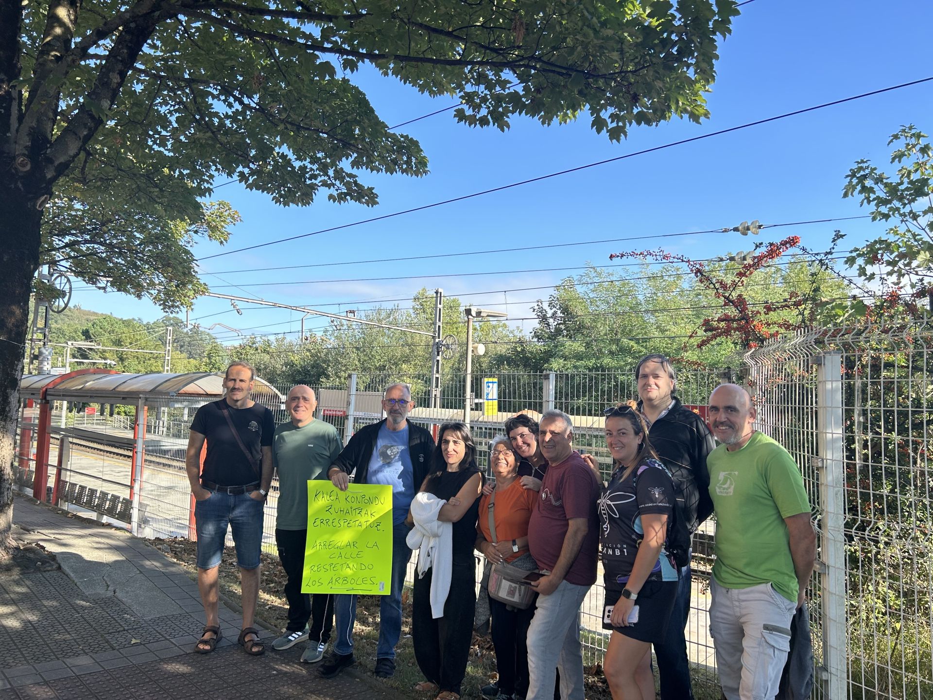El grupo junto a la estación de ferrocarril de Abaro-San Miguel. .