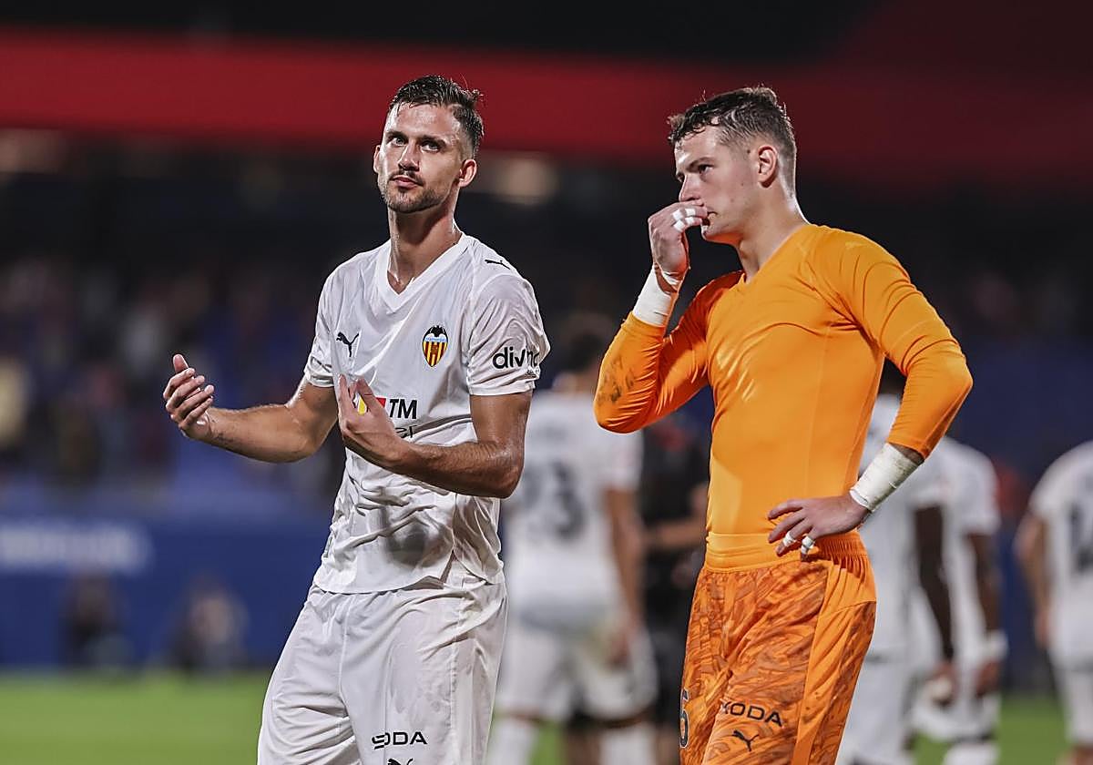 El gesto de Julen Agirrezabala con la afición del Valencia en su noche más dura