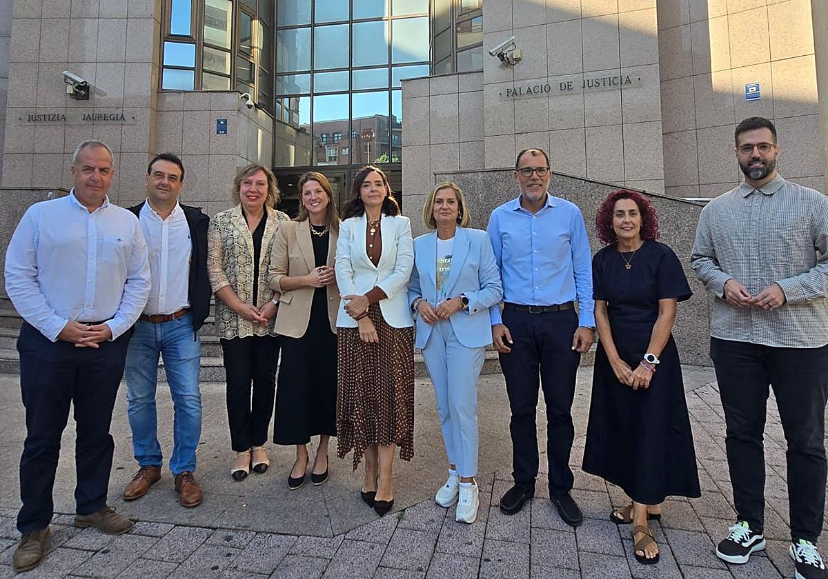 Los alcaldes Eugenio Mendikote, Eduardo Briones, Marijose Blanco, Amaia del Campo, Saulo Nebreda, Karmele Tubilla y Gorka Álvarez, junto a dos magistradas.