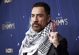Bardem con el puño cerrado y el pañuelo palestino.