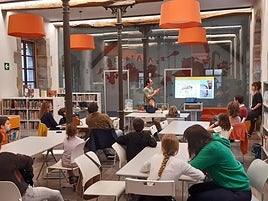 Los talleres de lectura dirigidos a las familias son unos de los que más éxito tienen