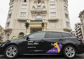 Un coche de Cabify en Plaza Moyua