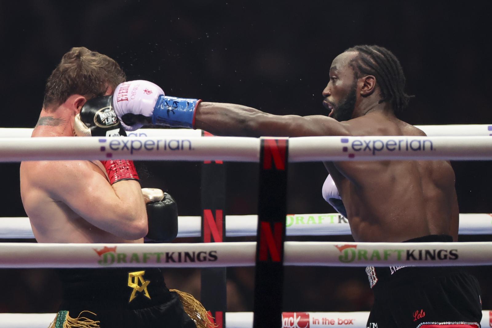 Crawford ukabilkada bat ematen 'Canelo'ri borrokaldiaren une batean.