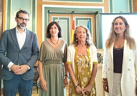 Marisol Garmendia (segunda por la derecha), delegada del Gobierno, acompañada por los subdelegados de Bizkaia, Gipuzkoa y Álava.