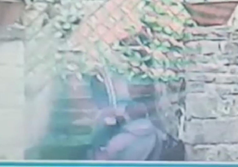 Así subieron el ertzaina narco y su cómplice a casa la maleta con 55 kilos de 'coca'