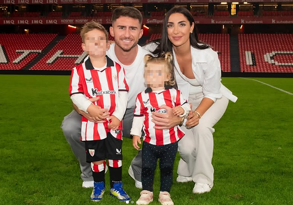 Laporte y Sara Botello, junto a sus dos hijos en San Mamés.