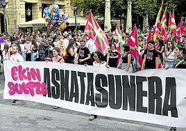 Cabeza de la manifestación de Ernai en San Sebastián
