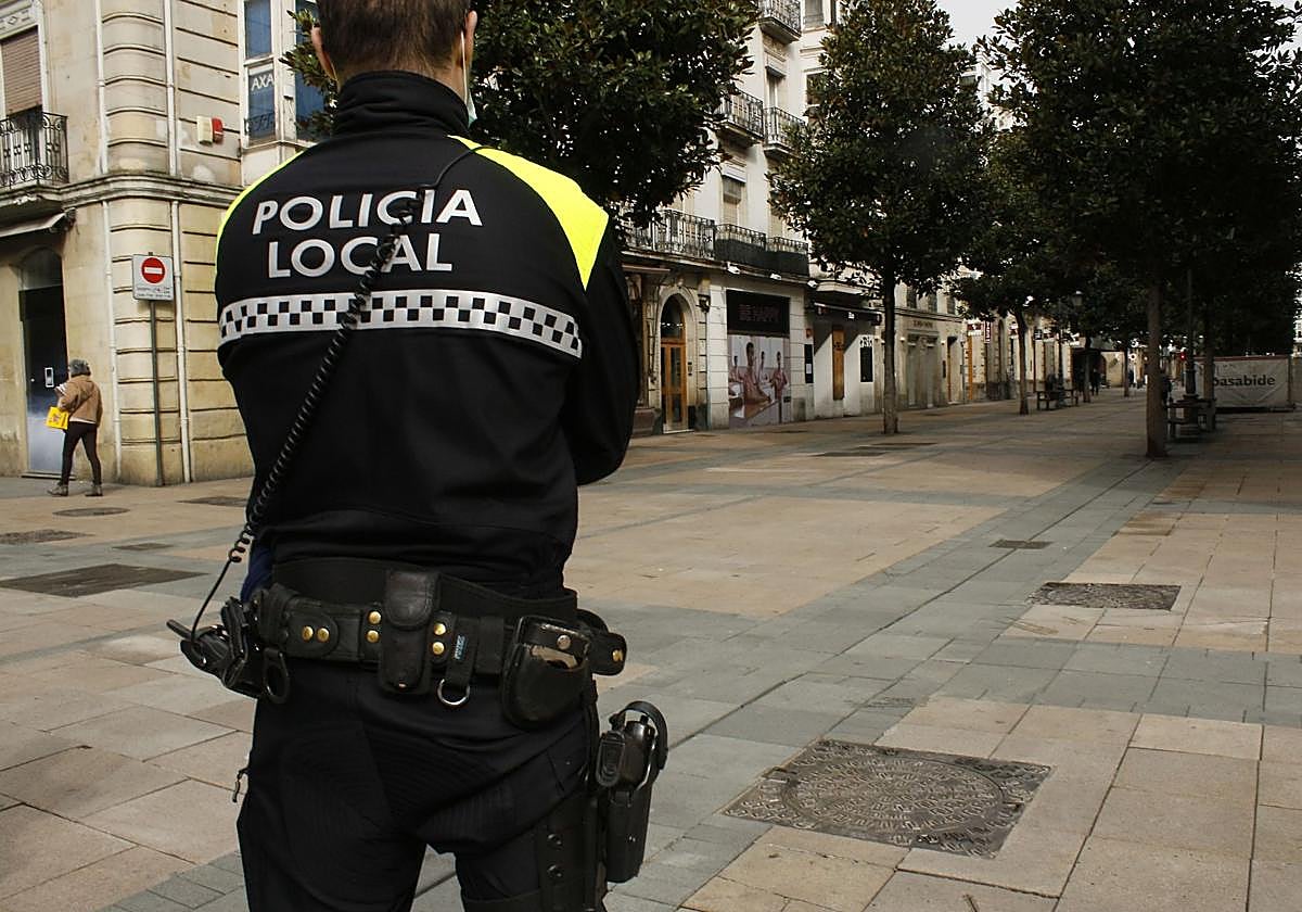 Rompe la orden de alejamiento al entrar por la ventana a casa de su expareja en Vitoria