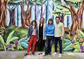 La alcaldesa, Marijose Blanco, y el concejal de Medio Ambiente, Iker Villalba, muestran uno de los nuevos murales junto a las artistas Jennifer Pita y Flor García.