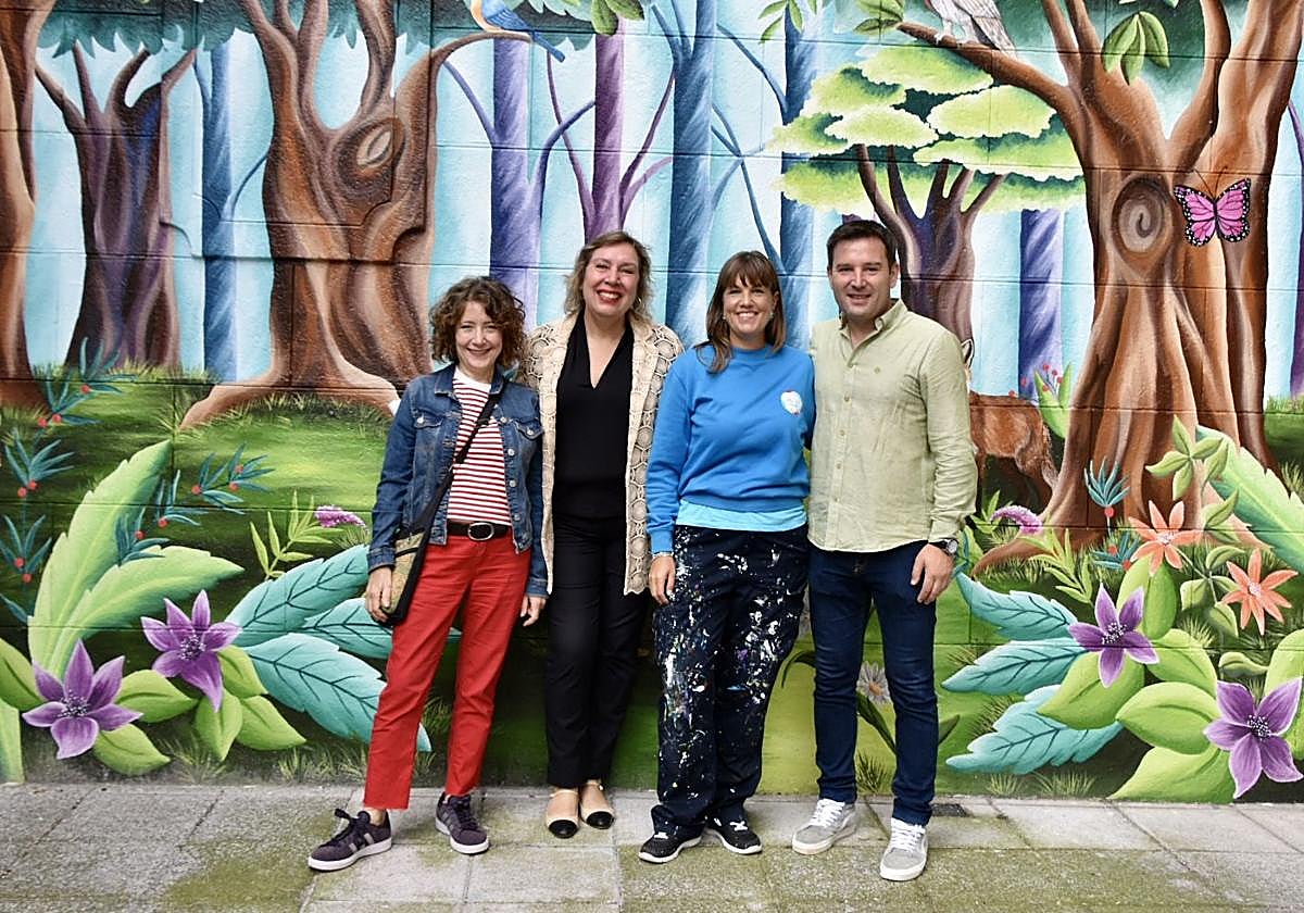 La alcaldesa, Marijose Blanco, y el concejal de Medio Ambiente, Iker Villalba, muestran uno de los nuevos murales junto a las artistas Jennifer Pita y Flor García.