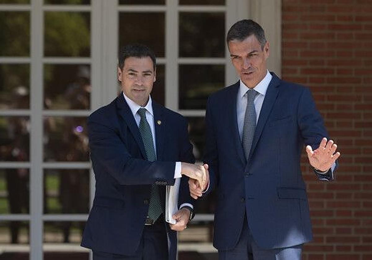 Pradales estrecha la mano de Sánchez en una de sus reuniones oficiales en La Moncloa.