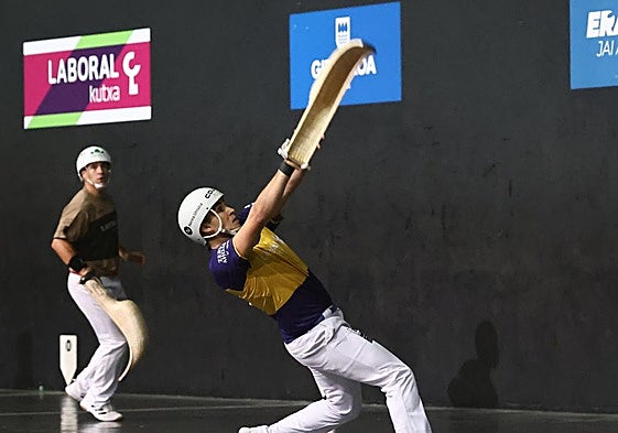 Urreisti devuelve un rebote de costado en el frontón Carmelo Balda