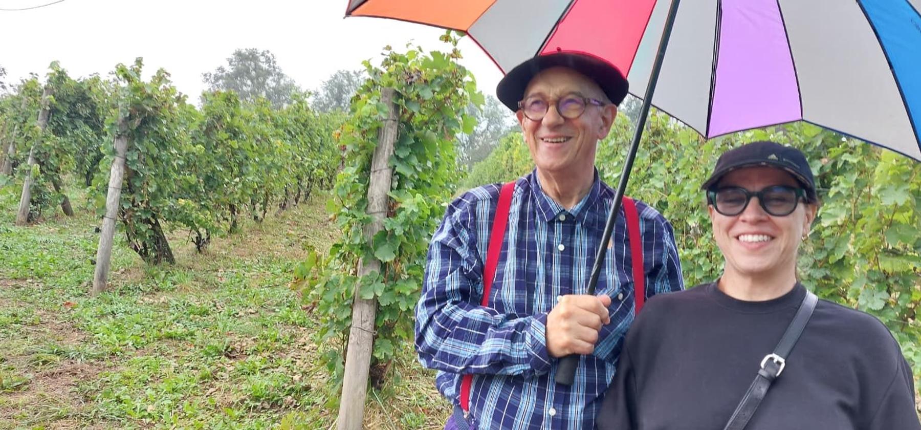 Roberto Ibarretxe e Isabel Viñas junto al viñedo con el que dan vida a su txakoli Uriondo.