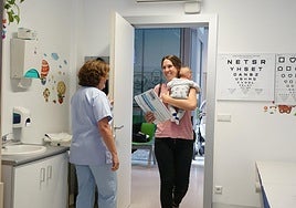 Nerea y el pequeño Leo acuden a la vacunación este martes en el centro de salud de Zabalgana.
