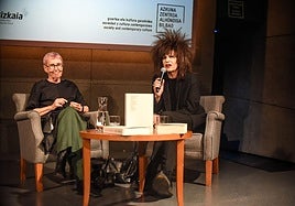 Lourdes Méndez y Xabier Arakistain presentaron las publicaciones en la sala Bastida de Azkuna Zentroa.