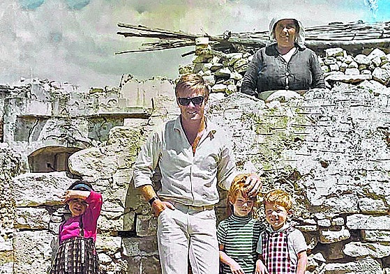 Robert Redford, con sus hijos Shawna, Amy y James, durante su estancia en Mijas (1966).