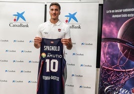 Spagnolo, que lucirá el '10'. durante su presentación con el Baskonia.