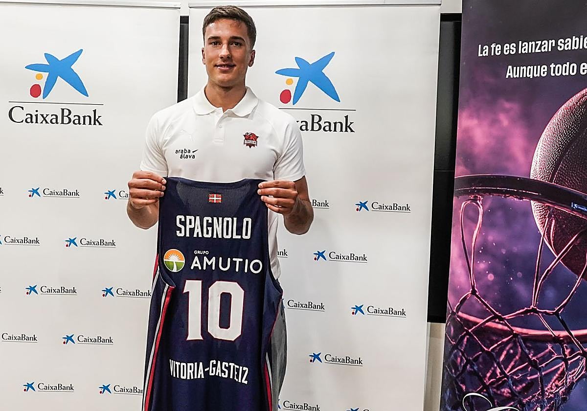 Spagnolo, que lucirá el '10'. durante su presentación con el Baskonia.