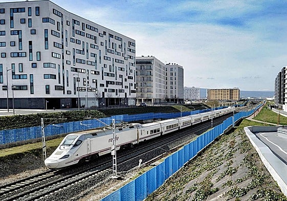 Tren Alvia en tránsito por Vitoria.